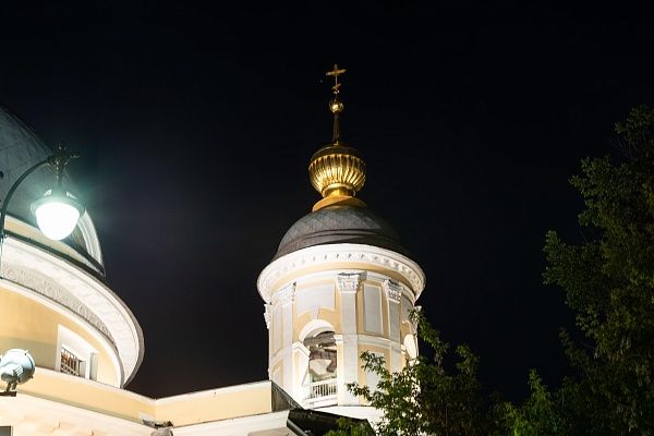 Храм Троицы Живоначальной в Вишняках украшен фасадным освещением с использованием технологий системы КУЛОН
