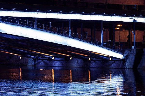 Большой Устьинский мост подсвечен художественной подсветкой
