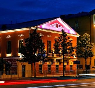 Фасад Музея современной истории России украсила подсветка