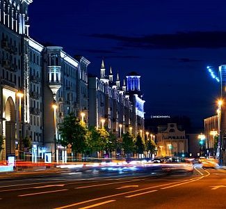 Украшение фасадов зданий Тверской улицы архитектурно-художественным освещением с динамическими цветовыми сценариями
