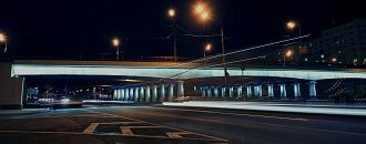 Матросский мост эффектно выделен художественной подсветкой